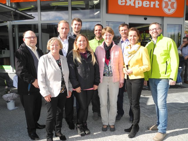 Wirtschaftsbund Bezirksgruppen-Obmann Dieter Holzer, Abgeordnete zum Nationalrat Angela Fichtinger, Landesgruppenobmann-Stellvertreter des NÖ WB Jochen Flicker, Mathias Wania, Martina Harton, Christian Dornhackl, Geschäftsführerin Ford Artner Alexandra Goiser, Bürgermeister Josef Zottl, designierte Wirtschaftsbund Bezirksgruppen-Obfrau Anne Blauensteiner, Wirtschaftsbund Gemeindegruppen-Obmann Franz Schrammel.