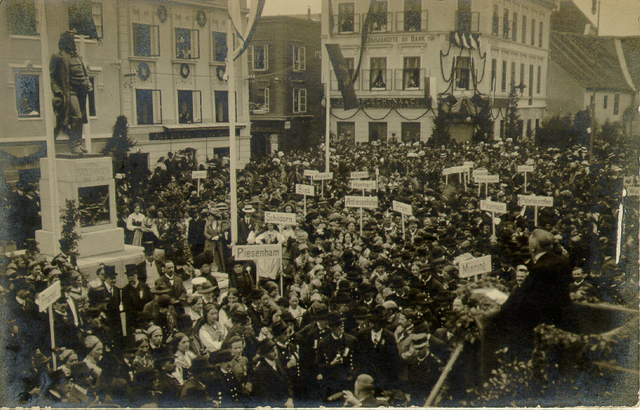 Feierlichkeiten zur Enthüllung des Stelzhamerdenkmals 1911. | Foto: Ried in alten Ansichten