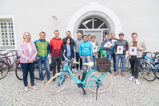 Die glücklichen GewinnerInnen mit Vertretern der Radfachhändler und des Stadtmarketing Lienz.