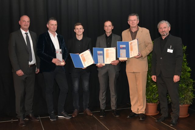 OÖ Holzbaupreis 2019 für die Grüne Erde-Welt in der Kategorie "Gewerbliche und landwirtschaftliche Bauten": Landtagsabgeordneter Christian Dörfel, Klaus Landerl und Gabriel Trinkl (beide Architekturbüro Arkade ZT GmbH), Bernhard Obermayr (Fa. Obermayr Holzkonstruktionen), Kuno Haas (Grüne Erde GmbH), Erich Gaffal (Manager des Möbel- und Holzbau-Clusters).