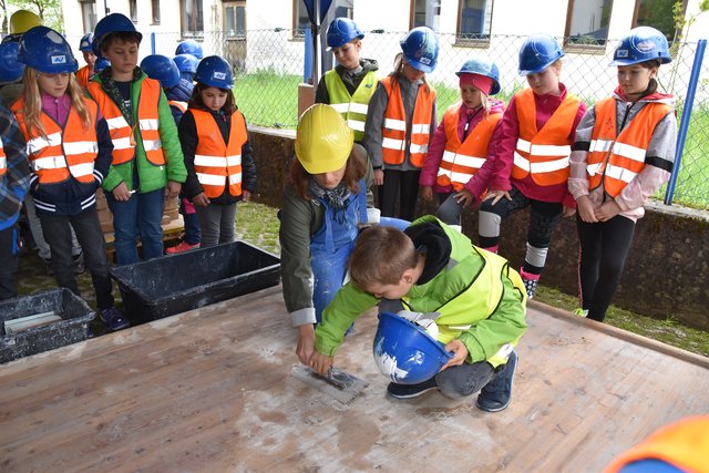 Viel zu probieren gab's für 400 Schüler aus dem Bezirk bei der "Erlebniswelt Baustelle" in der WK Reutte.