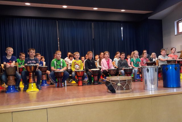 Die Kinder ließen ihre Trommeln gemeinsam erschallen.