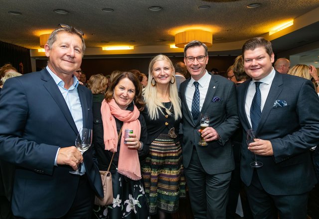 Prosit auf das Magazin: W. Pisk mit Gattin, Grossauer, Weikhard, Purkarthofer