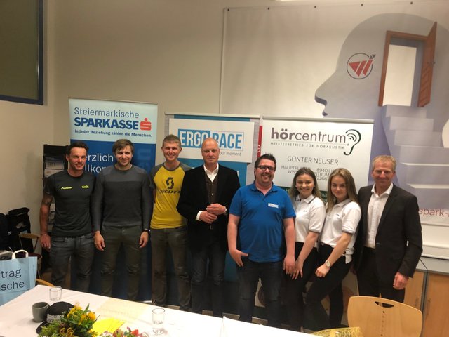 Verantwortliche, Botschafter, Sponsoren und die Maturaprojekt Teilnehmer bei der Präsentation.