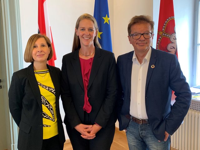 Integrationslandesrätin Gabriele Fischer mit ihren AmtskollegInnen Andrea Klambauer (Salzburg) und Rudolf Aschober (Oberösterreich) bei der LandesintegrationsreferentInnenkonferenz in Salzburg.