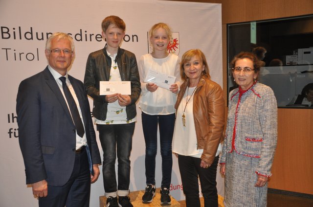 Die beiden Tiroler Bundessieger Jakob Huber (BRG in der Au, 2. v. li.) und Elena Foidl (NMS Kirchberg, 3. v. li.) mit dem Bereichsleiter des Pädagogischen Dienstes der Bildungsdirektion für Tirol, Werner Mayr, LR Beate Palfrader (2. v. re.).