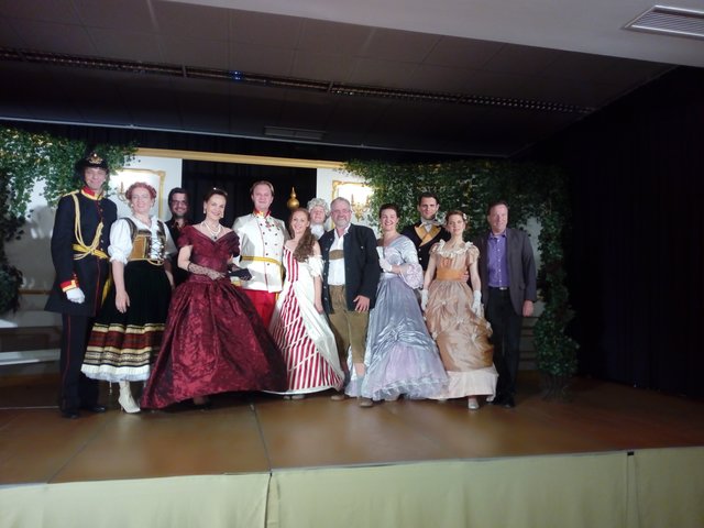 Kulturreferent Armin Schaffhauser ( rechts ) und das Ensemble der Theaterbühne Österreich
