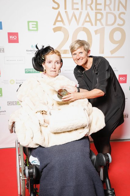 Die Kämpferin K. Posch mit Laudatorin Barbara Muhr