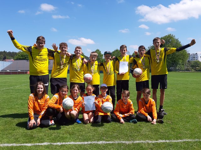 Der Faustballnachwuchs in Orange freut sich mit den siegreichen Dritt- und Viertklässlern des BG/BRG Enns.  | Foto: Elke Handorfer