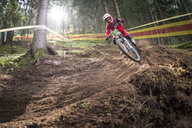 Ab 1. Juni können Downhill-Bikes in der Linie J wieder – wenn die Regeln eingehalten werden – transportiert werden. | Foto: Innsbruck Tourismus