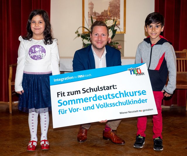 Bürgermeister-Stellvertreter Integrationsstadtrat Michael Schnedlitz mit Damla und Güney.