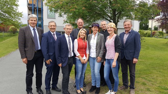 Zehn Jahre Senioren-Tageszentrum Pöllau: Vertreter des Seiorenhauses Menda im Kreis der Gratulanten.