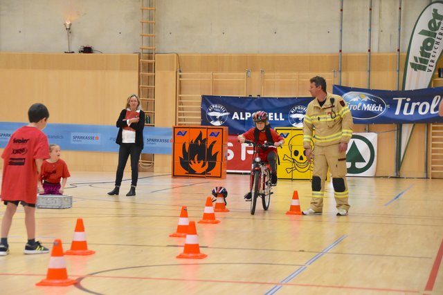 Im ersten Bewerb der Kindersicherheitsolympiade galt es, den Parcours mit dem Rad so schnell wie möglich zu bewältigen und Rufnummertafeln richtig aufzustellen.