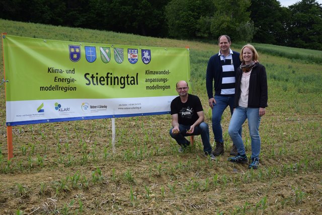 Am Schauversuchsfeld im Stiefingtal: Hannes Obendrauf, Stefan Neubauer und Isabella Kolb-Stögerer.  | Foto: Eva Heinrich