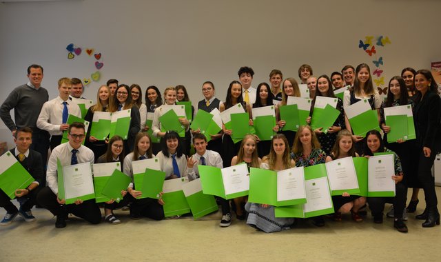 Die 34 frisch gebackenen Evenamanger mit Johannes Schreiner vom WIFI Steiermark und Mag. Sabine Jedlicka (rechts).
