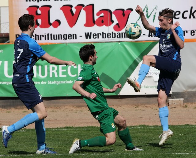 Im Abstiegstrubel: Kapitän Gerd Ringer (r.) und Mureck.