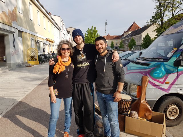 Obfraustv. Silvia Thor und Zekaria Amiri von "Gmünd hilft" mit Dave Cullen (Mitte) aus Großbritannien