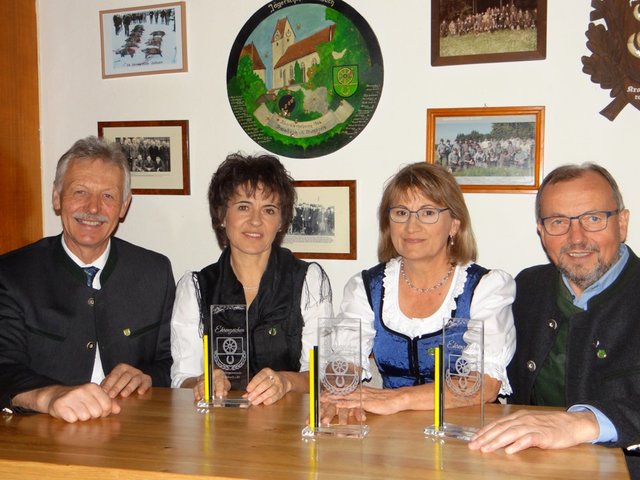 Von links: Bürgermeister Fritz Stockinger, Renate Zeiml, Traudi und Hubert Tröbinger.