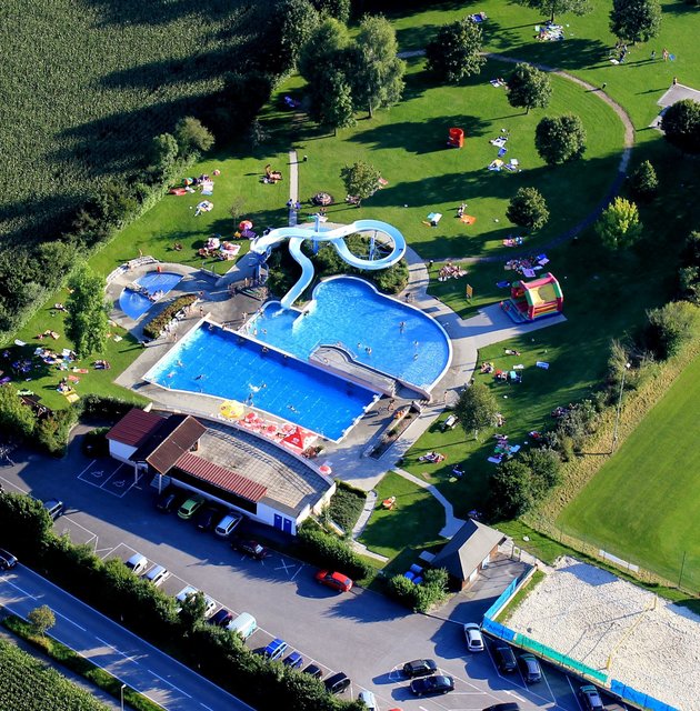 Erlebnisbad Ostermiething:
Preise: 3,70€ für die Tageskarte, 2,30€ ab 17 Uhr, Kinder bis 6 Jahre sind frei.
Highlights: Ein Erlebnisbad mit Sportbecken, Wasserfall, Sprudelliegen, Kinderbecken, 54m-Wasserrutsche, Beachvolleyballplatz, Hüpfburg und einem Freibadbuffet.