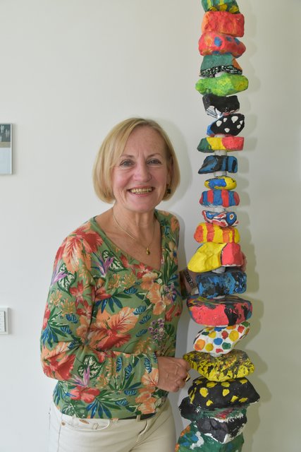 Karin Grissemann beim Steinmännchen, das im Rahmen einer Jungbürgerfeier entstanden ist