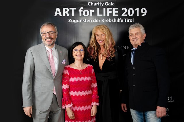 Christian Marth, Anita Singer (GF der Krebshilfe Tirol),
Künstlerin Patricia Karg und Künstler und Organisator Manfred Folie (v. li.).