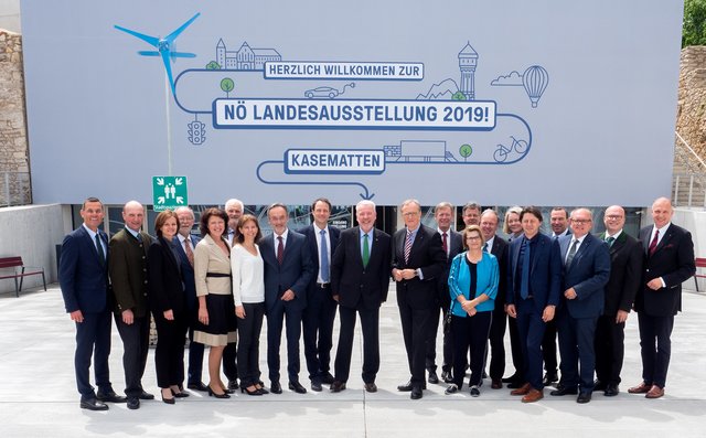 Die Bezirkshauptleute zu Gast in Wiener Neustadt: (v.l.n.r.): Stefan Grusch (Gmünd), Andreas Riemer (Tulln), Martina Gerersdorfer (Amstetten), Norbert Haselsteiner (Melk), Alexandra Grabner-Fritz (Neunkirchen), Michael Widermann (Zwettl), Verena Sonnleitner (Baden), Josef Kronister (St. Pölten), Markus Sauer (Wiener Neustadt), Bürgermeister Klaus Schneeberger, Landesamtsdirektor Werner Trock, Peter Suchanek (Bruck an der Leitha), Waltraud Müllner-Toifl (Korneuburg), Martin Steinhauser (Gänserndorf), Johannes Kranner (Horn), Gerlinde Draxler (Mistelbach), Johann Seper (Scheibbs), Franz Kemetmüller (Lilienfeld), Andreas Strobl (Hollabrunn), Günter Stöger (Waidhofen), Philipp Enzinger (Mödling).