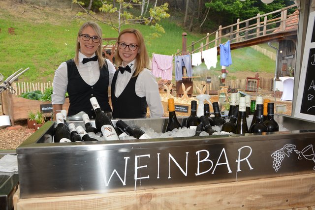Edle Tropfen und schmackhafte Kulinarik im Landhaus-Ambiente: bei der Genuss Show im Henndörfl bei Loipersdorf wurde "nach altem Brauchtum" gefeiert.