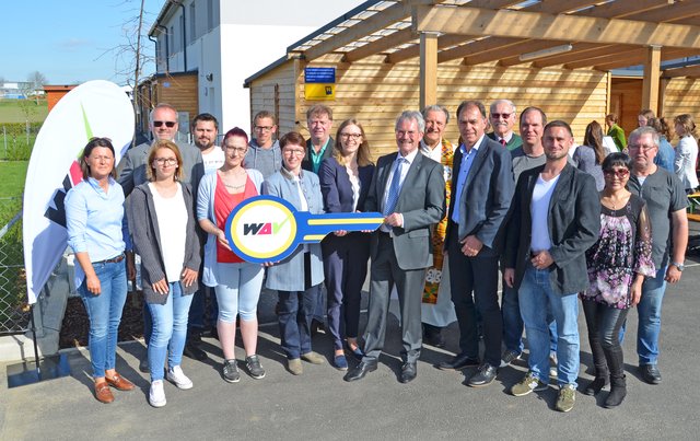 Präsident des NÖ Landtages Karl Wilfing, Bürgermeisterin Elisabeth Allram, Vizebürgermeisterin Petra Zach, Pater Josef, Ausbildungsjuristin Carina Scharf, WAV-Direktor Manfred Damberger, Projektleiter Herbert Weißenböck, Bauleiter Thomas Wasinger und Bauleiter Dieter Schuch mit Funktionären und Bewohnern
