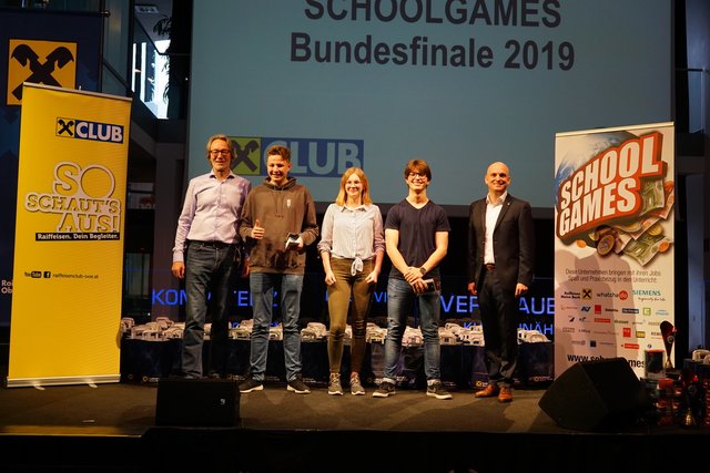 Lena Pollhammer (3.v.l.) von der HAK Ried wurde Bundessiegerin bei den Mintmasters. Auch mit dem Team holte die HAK Ried den Bundessieg.