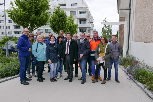 Bürgermeister Peter Eisenschenk begrüßt die TeilnehmerInnen bei der Begehung der Gartenstadt Tulln.
