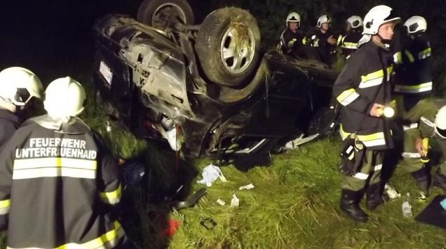 Die Lenkerin wurde im Wrack eingeklemmt, die Feuerwehr barg die Schwerverletzte