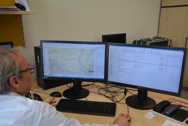 Die Arbeit am Computer: "Durch unsere Auswertungen können wir die Kollegen vor Ort unterstützen. Wenn man Operationen über längere Zeit begleitet – wie beim Suchtgift – lebt man natürlich mit den Ermittlern mit", erklärt Johann Simon.