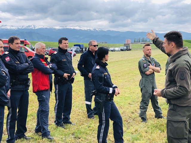 "Mr. Airpower" Major Michael Hendel (r.) mit Vertretern der Exekutive.