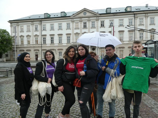 Sechs Jugendliche der Handelsschule Hallein verteilten Lebensmittel an Obdachlose.