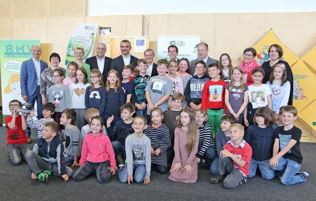 Die Volksschule Oslip hat im Schuljahr 2017/18 zahlreiche Aktivitäten im Bereich Umweltschutz gesetzt und erhielt dafür nun den "Goldenen Mistkäfer".