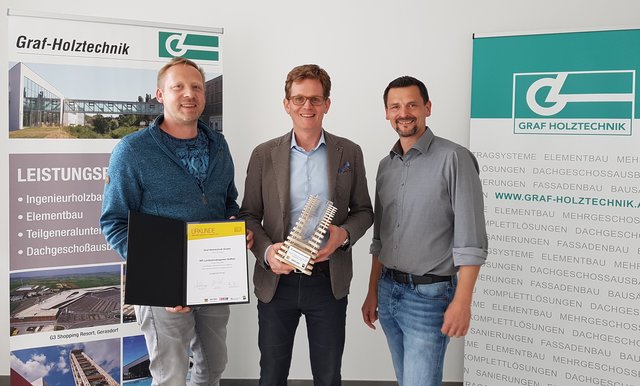 NÖ Holzbaupreis 2019: Mario Sieder (Bauleiter), BM Dipl.-Ing. Bernhard Egert, MBA (Geschäftsführer Graf-Holztechnik), Ing. Stefan Inschlag (Abteilungsleiter)