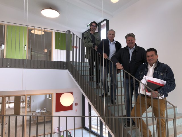 Von unten: Markus Gamauf (Bauleitung), Christian Rinner (GemNova), Bgm. Josef Hautz und Arch. David Jenewein (Stoll, Wagner & Partner).