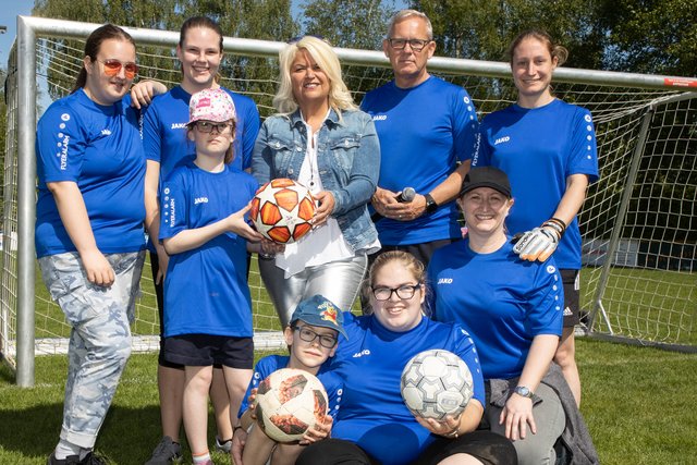 Pro Juventute Cup 2019 in Mattsee: Claudia Geiger (Pro Juventute) und Moderator Emanuel Freilinger mit den Fußballern.