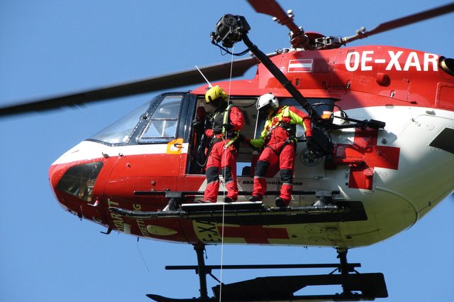 Mädchen wurde mit Hubschrauber (RK 1) nach Klagenfurt gebracht, Mutter und Schwester nach Spittal (Symbolbild/Übung)