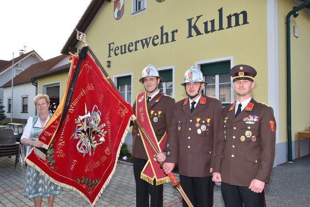 Mit Fahnenmutter Monika Walter freuten sich über die neue Fahne Kommandant Jürgen Walter, sein Stellvertreter Jürgen Pree und Fahnenträger Andreas Bugnits (von rechts).