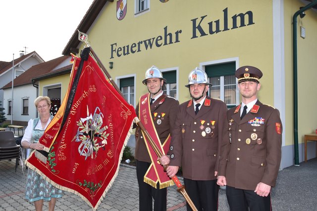 Mit Fahnenmutter Monika Walter freuten sich über die neue Fahne Kommandant Jürgen Walter, sein Stellvertreter Jürgen Pree und Fahnenträger Andreas Bugnits (von rechts). | Foto: Martin Wurglits