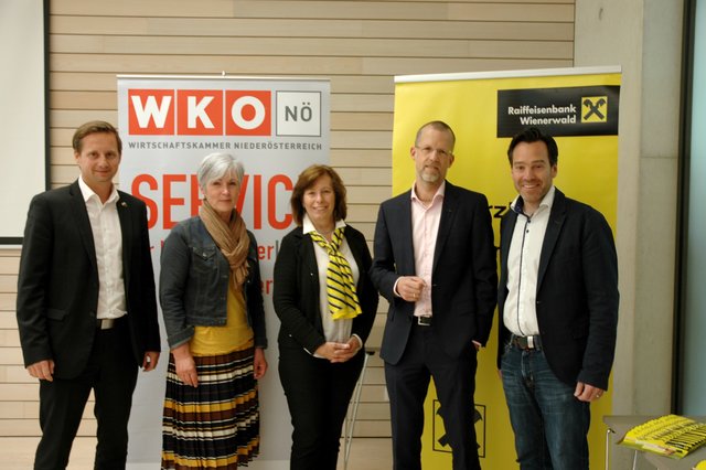 Direktor Gerald Binder, Wirtschaftskammer-Außenstellenleiterin Isabella Samstag-Kobler, Barbara Scheinhart, Wolfgang Wimmer, Andreas Kirnberger | Foto: Raiffeisen