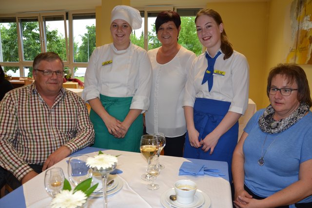 Die beiden Prüflinge Elisabeth Hofstätter und Barbara Aschauer mit Prüferin Eva-Maria Sonnleithner und den Gästen Monika und Andreas Hofstetter