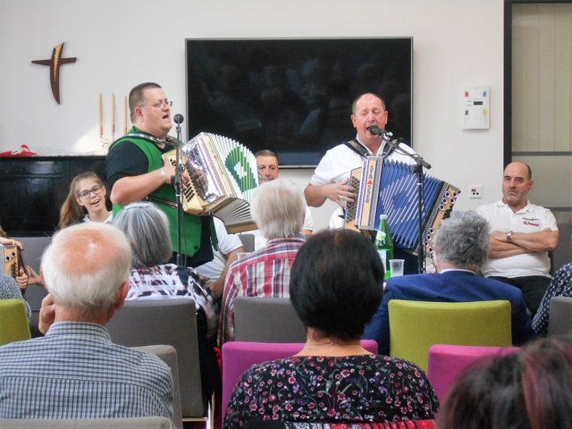 Die Harmonikaschule Wagner sorgte für Stimmung im Pflegekompetenzzentrum Großpetersdorf.