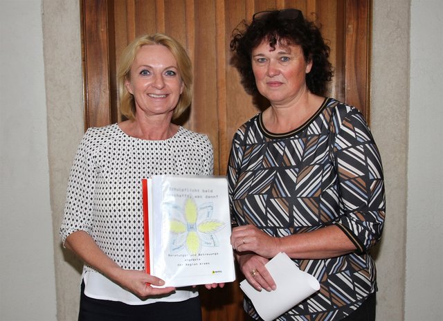 Foto: Vizebürgermeisterin Eva Hollerer und Herausgeberin Mag. Ulrike Rautner-Reiter, Amt für soziale Verwaltung der Stadt Krems.
