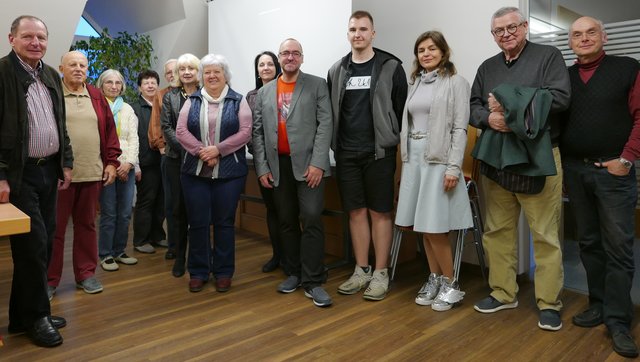 Der Biologe Dr. Alfred Horak (9. v. l.) präsentierte im sanierten Gemeindesaal in Berg auf Einladung des Dorferneuerungsvereins (DEVs) Berg, ein Ort mit Weitblick seinen faszinierenden Reisebericht Antarktis.
