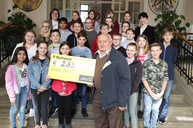 Die Schüler der 1c-Klasse des Gymnasiums Oberschützen mit Heike Bauer-Hoffmann (li hinten), Daniela Jelosics (re. hinten) und Franz Grandits von "Hilfe direkt"