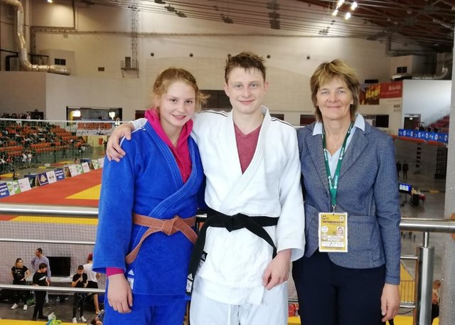 Elena und Sebastian Dengg mit Trainerin Marianne Niederdorfer vom ESV Sanjindo Bischofshofen.