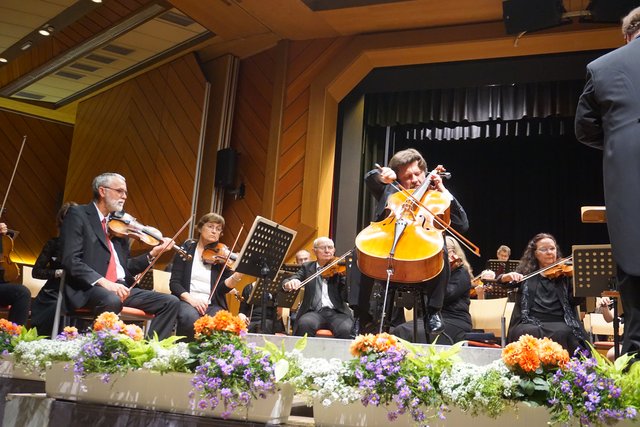 Starcellist Friedrich Kleinhappl auf der Stadthallenbühne.