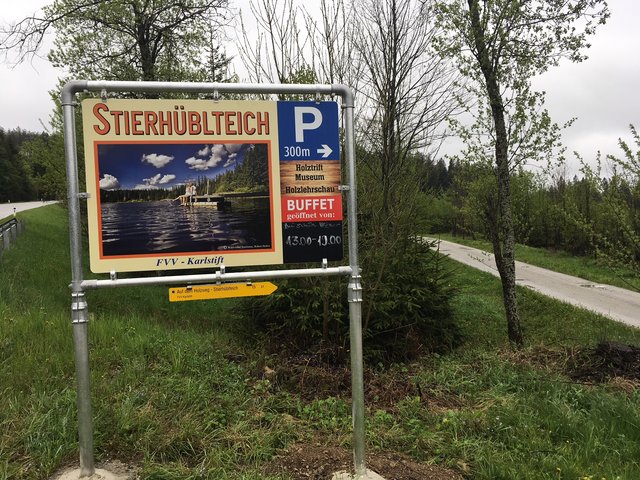 Nun wird die Beschilderung dem schönen Stierhüblteich gerecht.